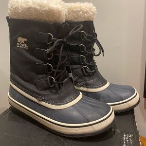 Sorel Winter Carnival boots in 9.6. NWT